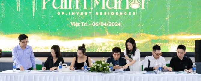 Nhiều khách hàng ký hợp đồng mua nhà với chủ đầu tư tại sự kiện ra mắt dự án Palm Manor